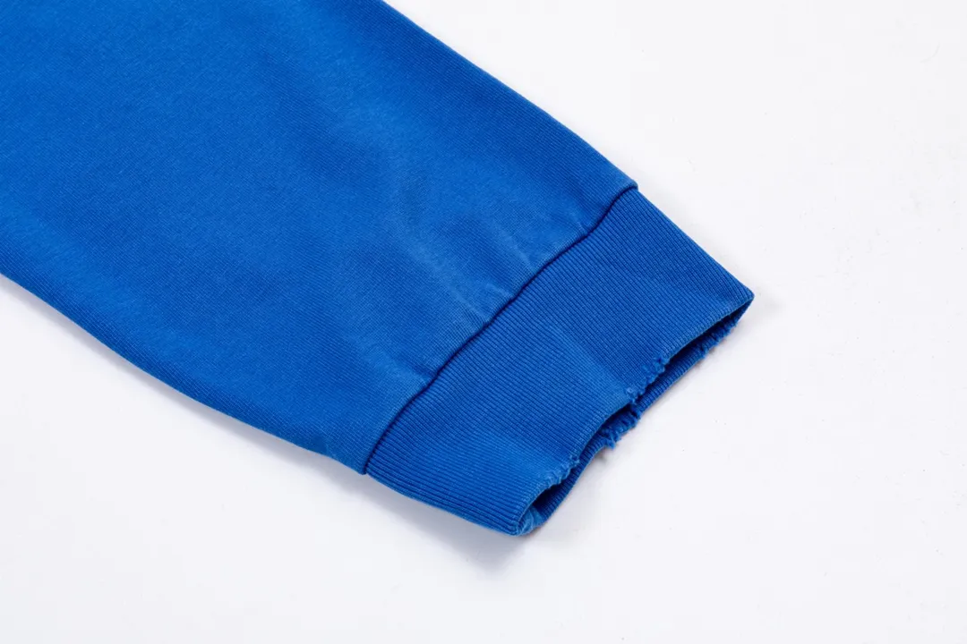 P220 CHROME HEARTS LoGo is fashionable and elegant, with dropped shoulders. The fabric is made of 26s double-yarn combed cotton compact spinning yarn with a weight of 280. It is matched with 1*1 Salona rib. The fabric is fermented and has a loose fit. Color: blue (washed with holes) size: S～XXL